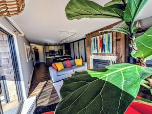 Interior - The Tide's Edge : Steps to the Beach (Watsonville)