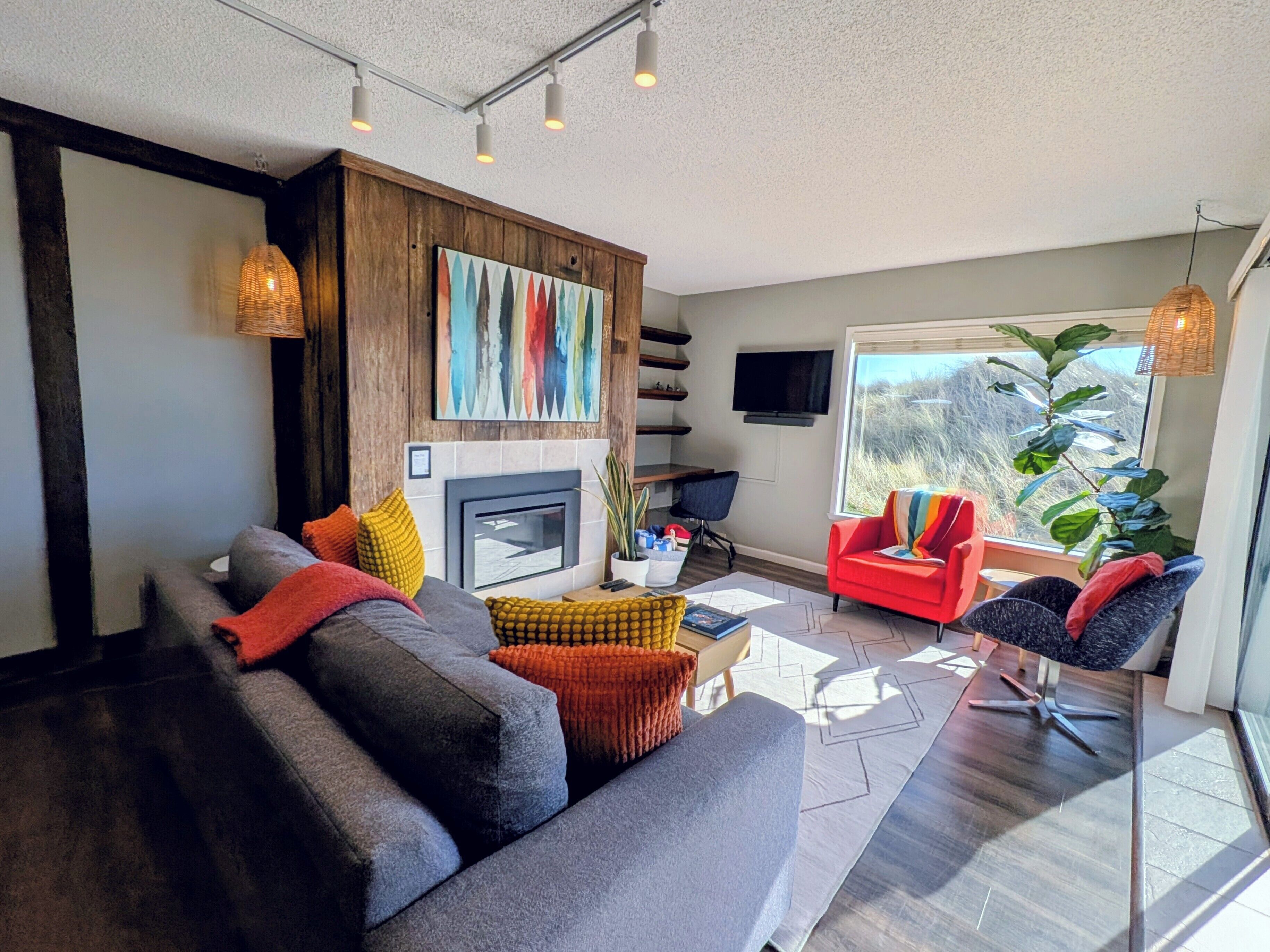 Smart-TV, peis, bøker og musikkbibliotek