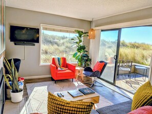 TV connectée, cheminée, livres, médiathèque