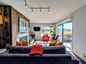 Smart TV, chimenea, libros y biblioteca musical 