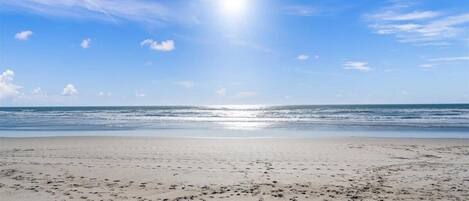 Chaises longues, serviettes de plage