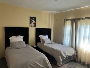 4 عدّة غرف نوم وواي فاي مجانًا وملاءات أسرّة