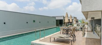 Apts in a Building With Pool and Gym - GRL