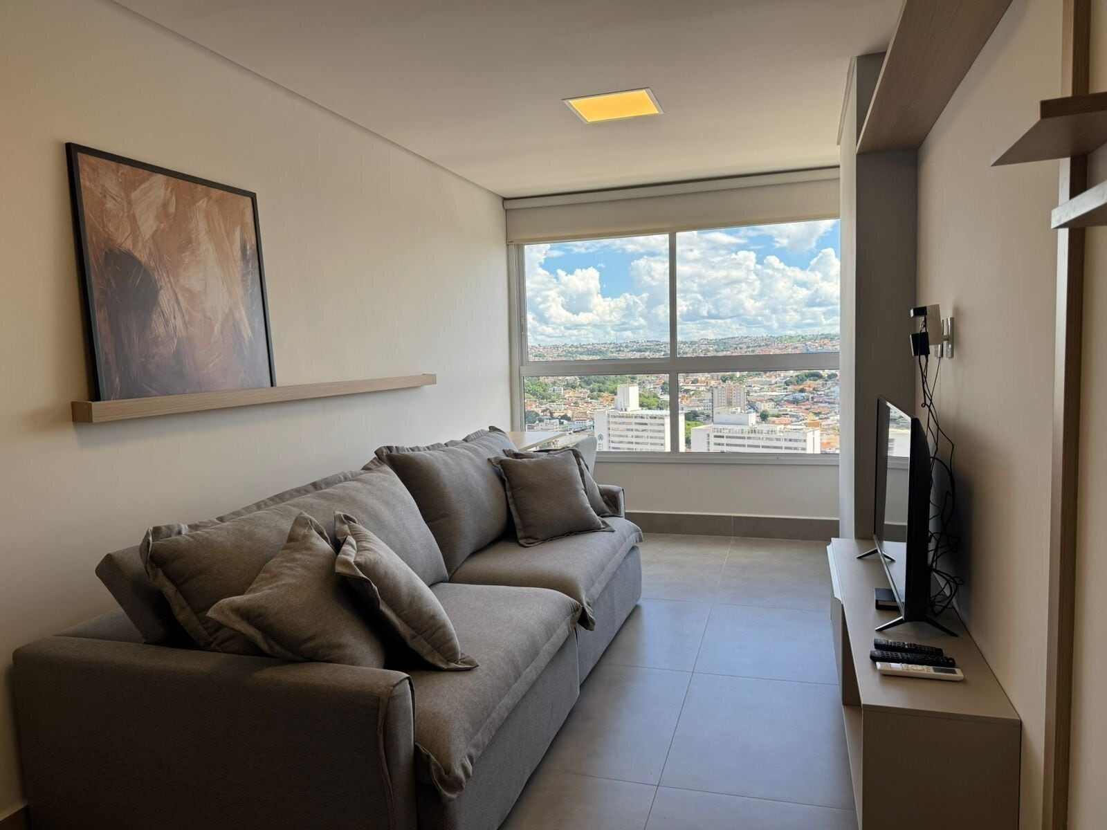 Apartamento básico | Área de estar | Smart TV 32 polegadas com canais digitais