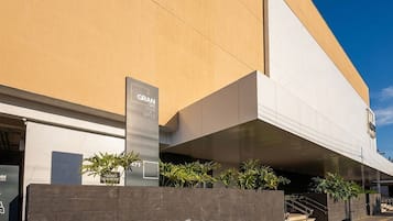 Un edificio moderno con un letrero que dice 'GRAN LIFE OFFICE', un letrero 'SEUZONE' y una escalera que conduce a una entrada.