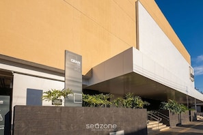 Ein modernes Gebäude mit einem 'GRAN LIFE OFFICE'-Schild, einem 'SEUZONE'-Schild und einer Treppe, die zu einem Eingang führt.