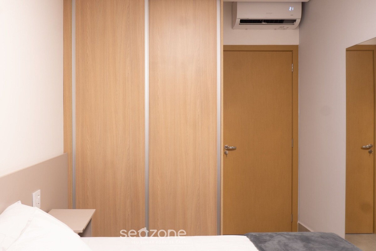Una camera da letto con un letto, un armadio e una porta.