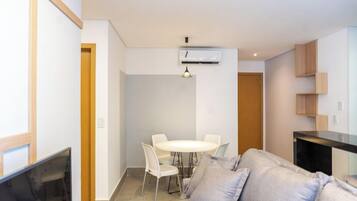 Apartamento básico | Zona de estar | Smart TV de 32 pulgadas con canales digitales