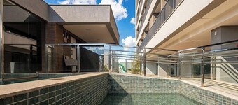 Apts in a Building With Pool and Gym - GRL