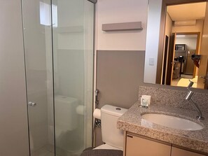 Basic Apartment | Bathroom | Shower - Apts in a Building With Pool and Gym - GRL (Anapolis)