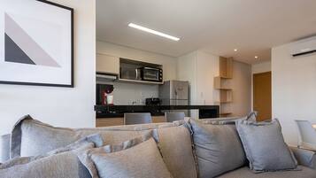 Apartamento básico | Área de estar | Smart TV 32 polegadas com canais digitais