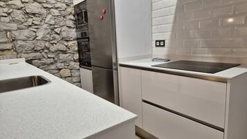 Een koelkast, een oven, een vaatwasser, een koffiezetapparaat/waterkoker