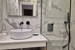 Shower, hair dryer, towels - 119A2 Apartment in the center of Gijon (Gijón)
