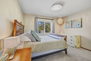 3 slaapkamers, een strijkplank/strijkijzer, wifi, beddengoed