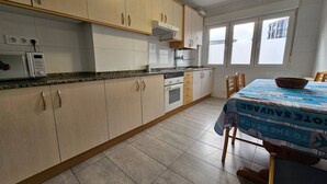 Coffee/tea maker, fridge, microwave, oven - Centrally located 3-bedroom apartment with 6 single beds, bright and well-distributed. It features a full bathroom and an additional guest toilet for added convenience. The kitchen is fully equipped, and there is a separate living room. All rooms have ac (Gijón)