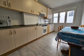 Coffee/tea maker, fridge, microwave, oven