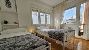 Iron/ironing board, WiFi (free), bed sheets - Centrally located 3-bedroom apartment with 6 single beds, bright and well-distributed. It features a full bathroom and an additional guest toilet for added convenience. The kitchen is fully equipped, and there is a separate living room. All rooms have ac (Gijón)