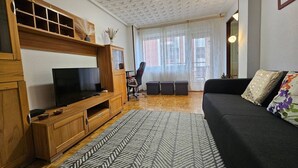 Living area - Centrally located 3-bedroom apartment with 6 single beds, bright and well-distributed. It features a full bathroom and an additional guest toilet for added convenience. The kitchen is fully equipped, and there is a separate living room. All rooms have ac (Gijón)