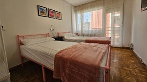 Iron/ironing board, WiFi (free), bed sheets - Centrally located 3-bedroom apartment with 6 single beds, bright and well-distributed. It features a full bathroom and an additional guest toilet for added convenience. The kitchen is fully equipped, and there is a separate living room. All rooms have ac (Gijón)