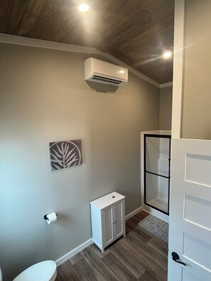 Cabaña estándar, vista al patio | Baño | Regadera, secadora de cabello, toallas, jabón 