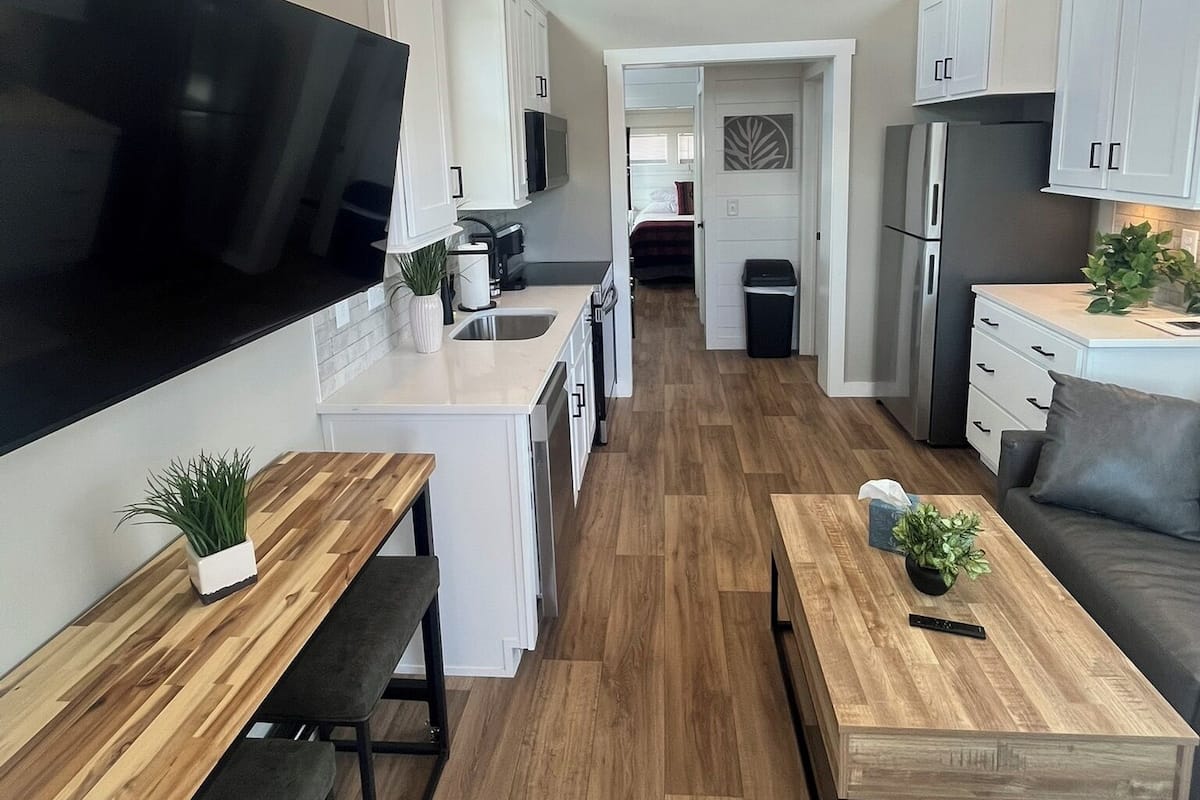 Cabin, Multiple Beds, Courtyard View | Private kitchen | Microwave, cookware/dishes/utensils