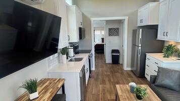 Kabin, Beberapa Tempat Tidur, pemandangan halaman | Dapur pribadi | Microwave dan peralatan masak/sendok-piring