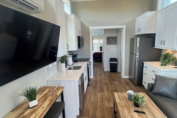 Cabin, Multiple Beds, Courtyard View | Private kitchen | Microwave, coffee/tea maker, toaster, cookware/dishes/utensils