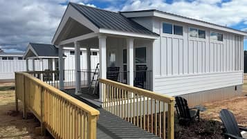 Standard Cabin, Courtyard View | Premium bedding, in-room safe, laptop workspace, free WiFi