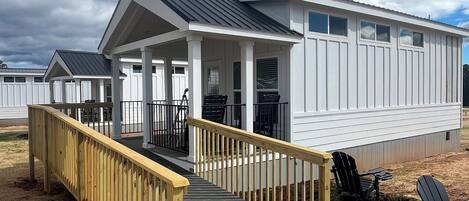 Ropa de cama de alta calidad y caja de seguridad en la habitación