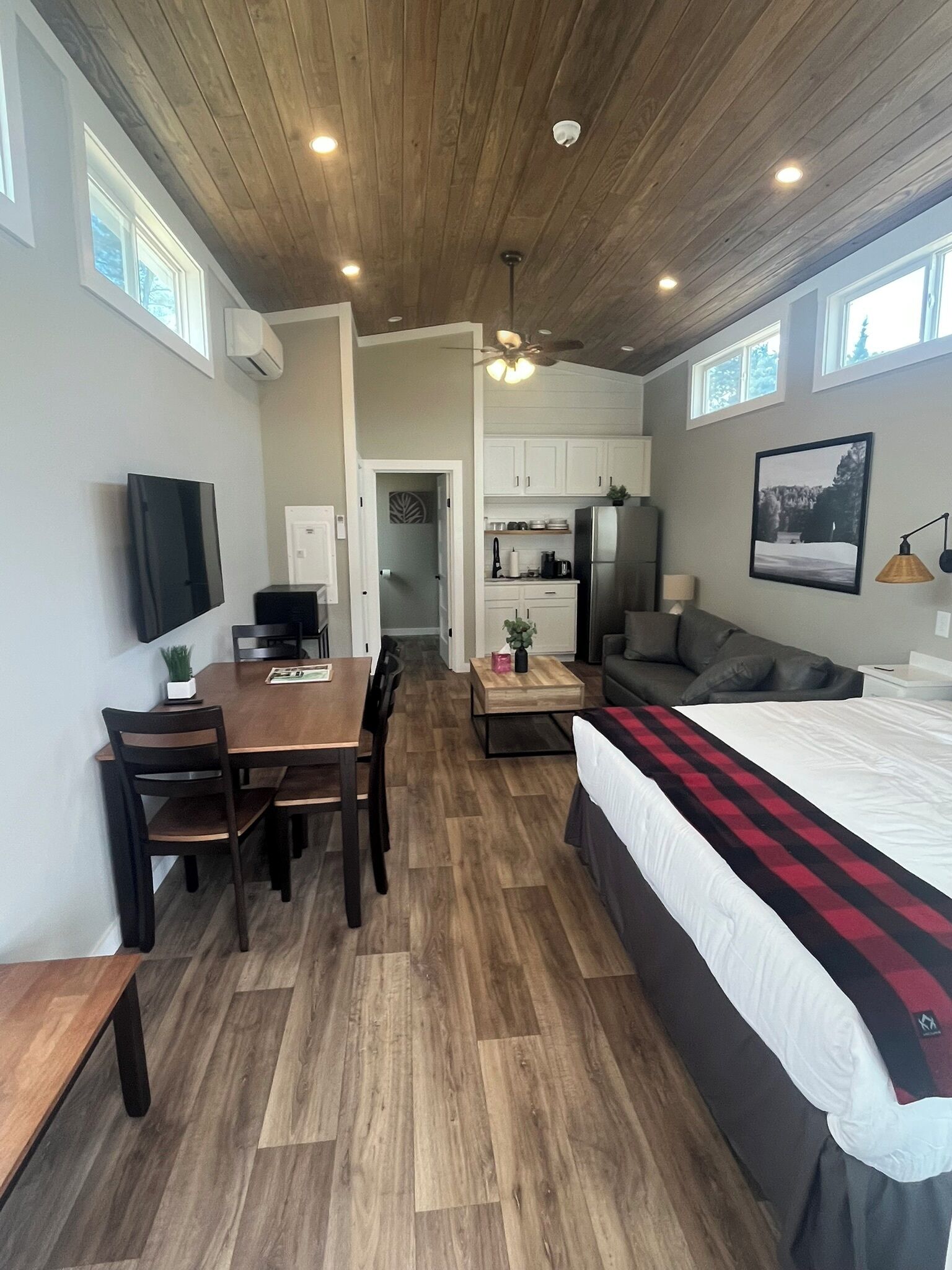 Cabin Tiêu chuẩn, quang cảnh sân vườn | Bếp riêng | Lò vi sóng, dụng cụ pha cà phê/trà, dụng cụ nấu nướng/bát dĩa/dao nĩa 