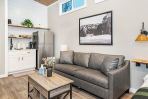 Hochwertige Bettwaren, Zimmersafe, individuell eingerichtet