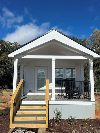 Standard Cabin, Courtyard View | Premium bedding, in-room safe, laptop workspace, free WiFi