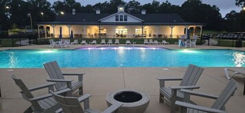 Piscina externa sazonal, funciona das 7h às 22h, guarda-sóis