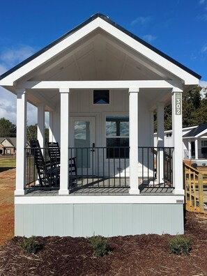 キャビン ベッド (複数台) コートヤードビュー | 高級寝具、セーフティボックス (室内)、ノートパソコン用作業スペース、WiFi (無料)