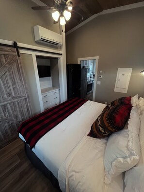 Cabaña, 1 cama King size y sofá cama, vista al patio | Caja de seguridad en la habitación y espacio para trabajar con laptop 