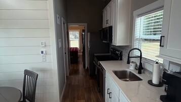 Cabana, 1 llit de matrimoni gran i sofà llit, vistes al pati | Sala d'estar