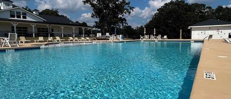Piscine extérieure (ouverte en saison), parasols de plage