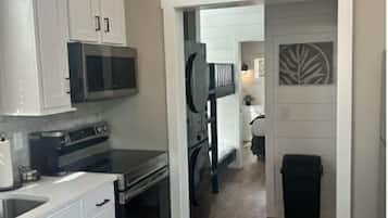 Cabaña, varias camas, vistas al patio | Zona de estar