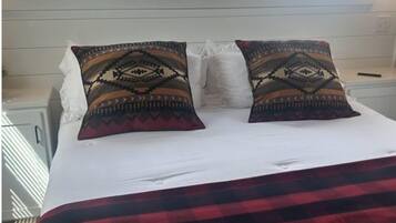 Cabaña, varias camas, vistas al patio | Caja fuerte, espacio para trabajar con un portátil, wifi gratis