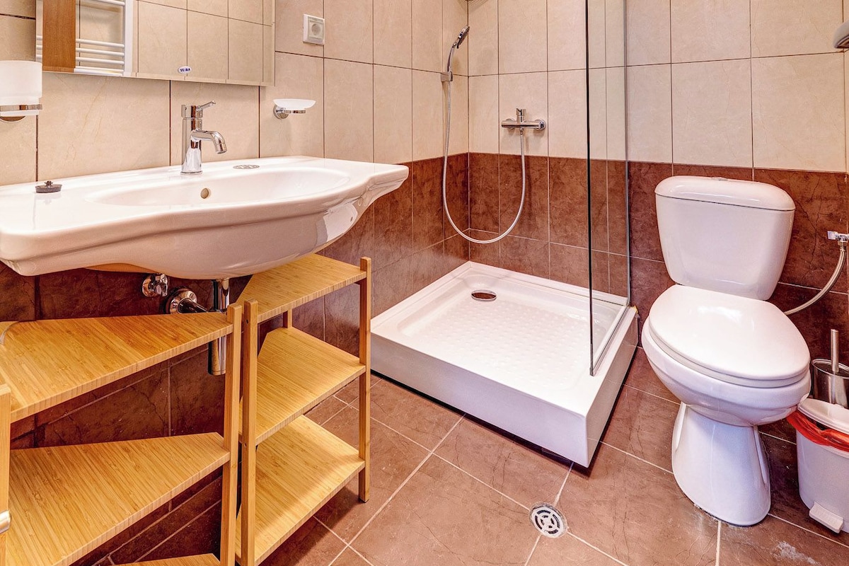 Ein modernes Badezimmer mit Dusche, Toilette und Waschbecken.