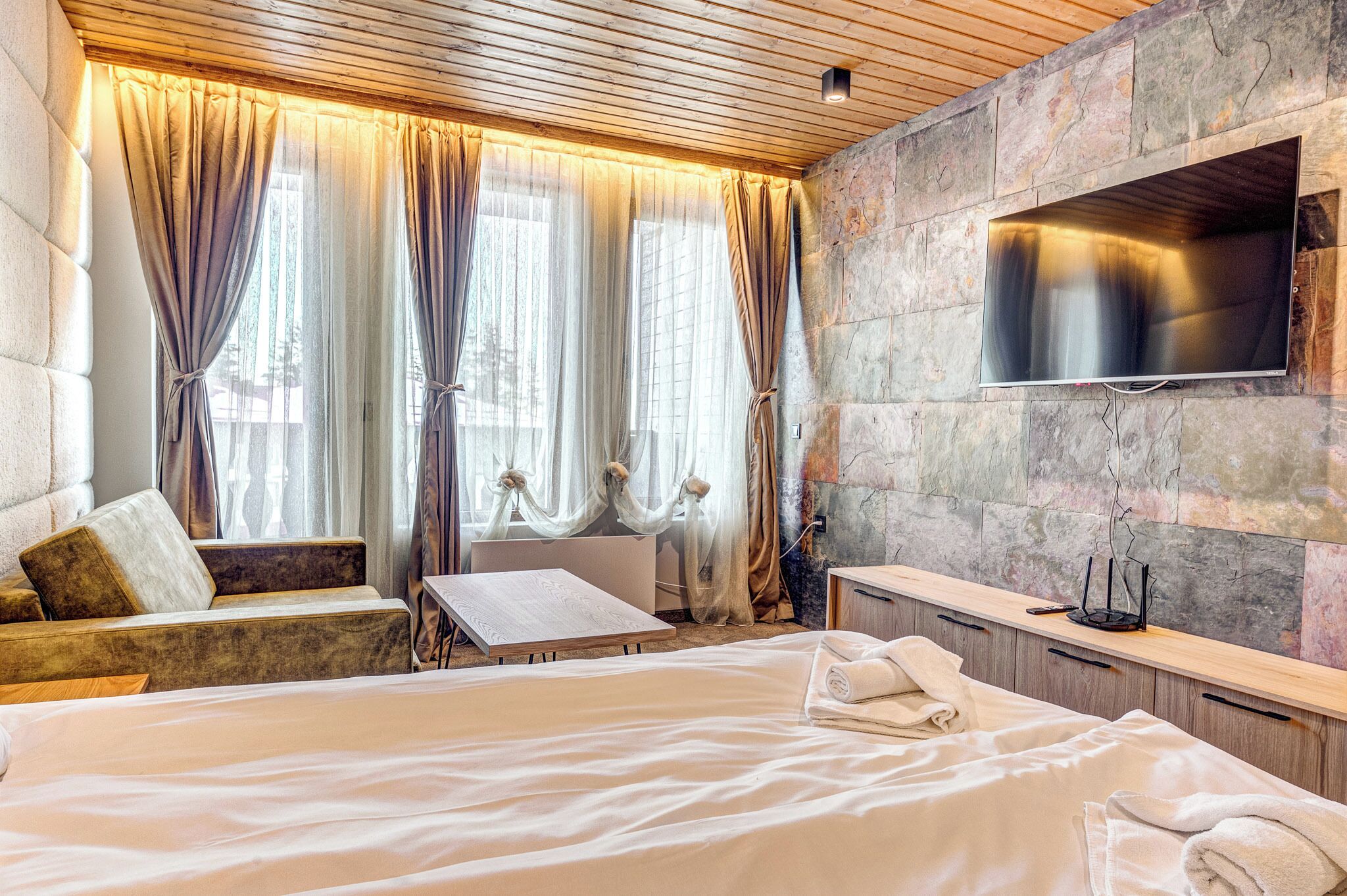 Deluxe Studio, Balcony, Mountain View | Premium bedding, memory foam beds, desk, laptop workspace