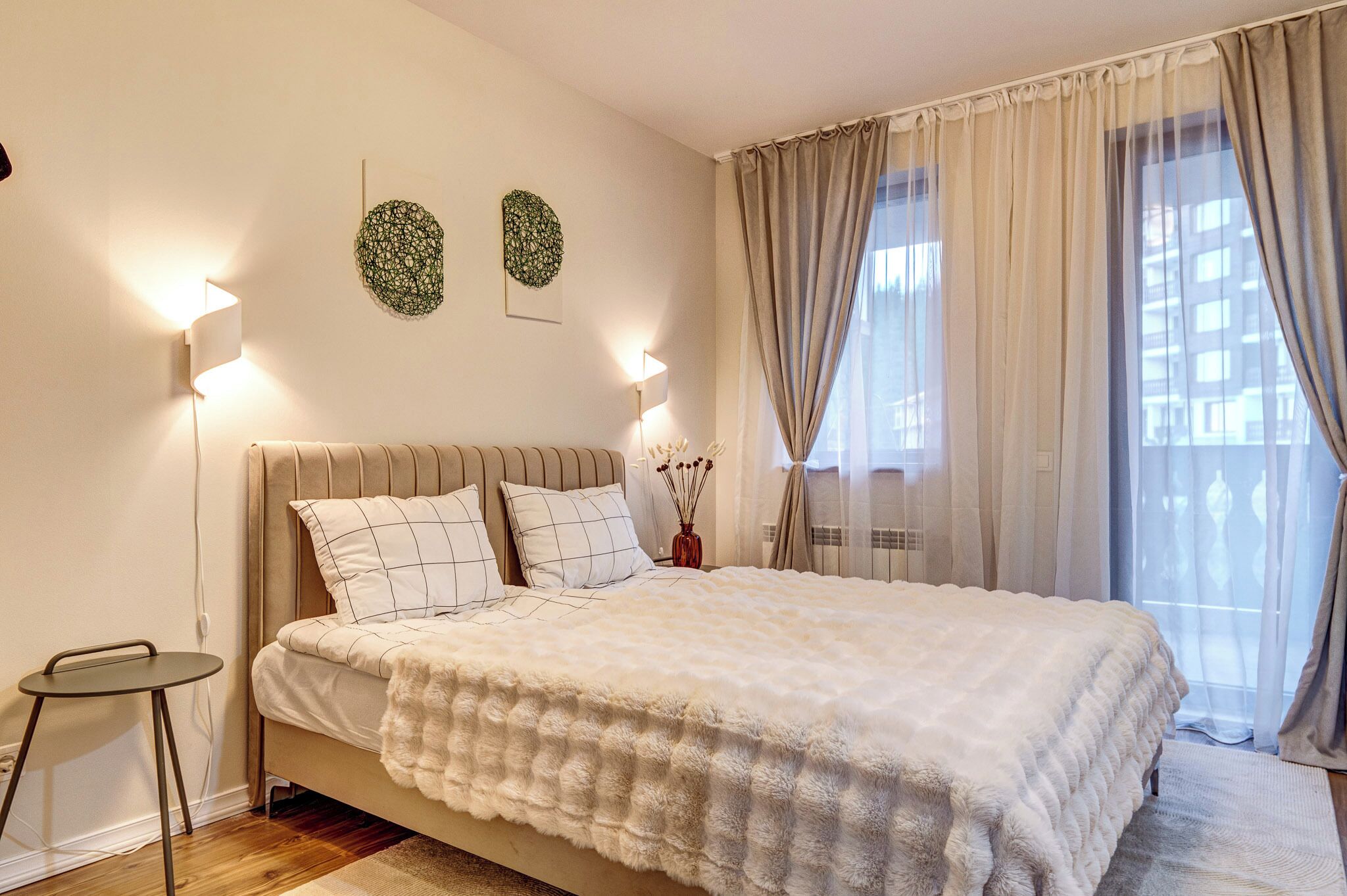 เครื่องนอนระดับพรีเมียม, เตียงเมมโมรีโฟม, โต๊ะทำงาน