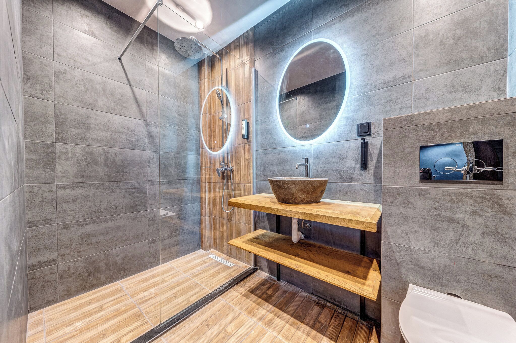 Deluxe Studio, Balcony, Mountain View | Bathroom | Shower, free toiletries, hair dryer, towels