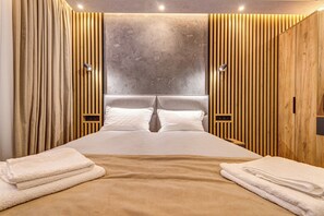 Standaard studio, balkon, uitzicht op bergen | Luxe beddengoed, bedden met traagschuimmatrassen, een bureau