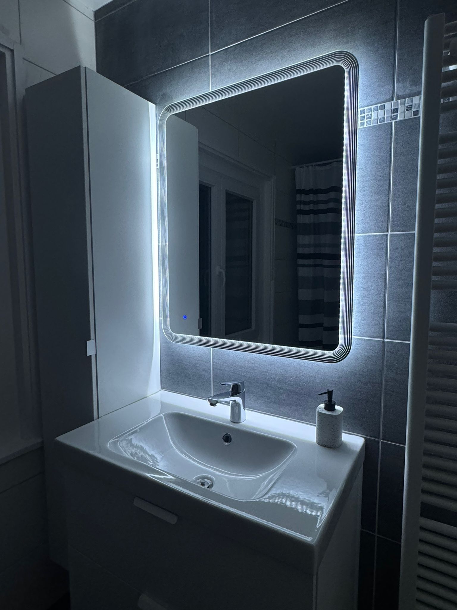 Haartrockner, Handtücher, Seife, Toilettenpapier