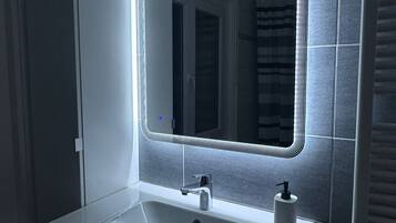 Haartrockner, HandtĂŒcher, Seife, Toilettenpapier