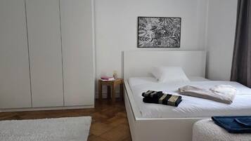 2 slaapkamers, een strijkplank/strijkijzer, internet, beddengoed