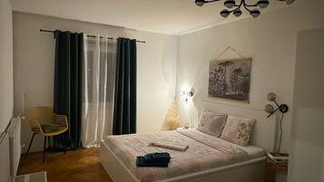 2 Schlafzimmer, BĂŒgeleisen/BĂŒgelbrett, Internetzugang, BettwĂ€sche