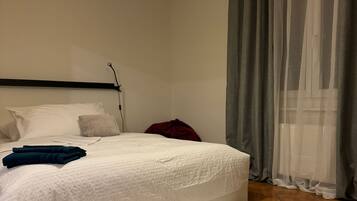 2 Schlafzimmer, BĂŒgeleisen/BĂŒgelbrett, Internetzugang, BettwĂ€sche