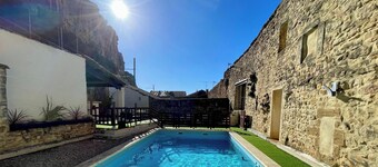 Apartment at the foot of the cliff with a private pool